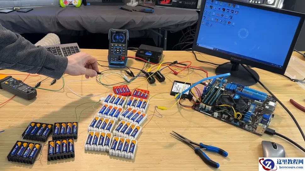 博主用 56 节 AA 电池驱动台式游戏电脑，只通关了一局扫雷