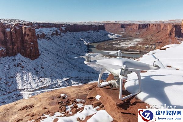 DJI大疆创新发布大疆精灵4 迈入