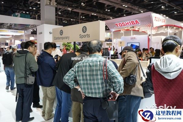 P&E2015:品类丰富招人爱 适马展台人头攒