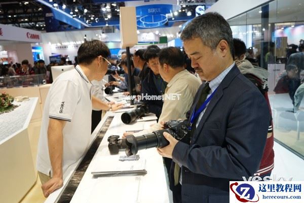 P&E2015:品类丰富招人爱 适马展台人头攒