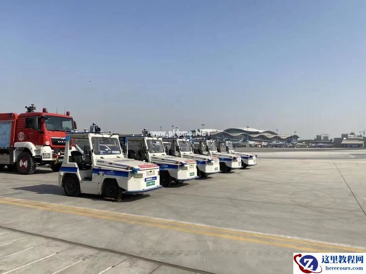 驭势科技联合乌鲁木齐国际机场落地全球首批机坪无人驾驶行李牵引车