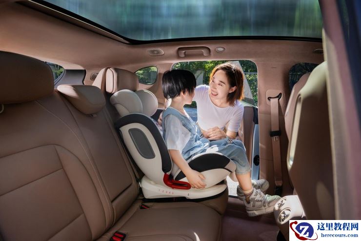 全系标配华为乾崑ADS 4&鸿蒙5智能座舱、9安全气囊、双零重力座椅、英国之宝音响系统、电吸门、宁德时代电池