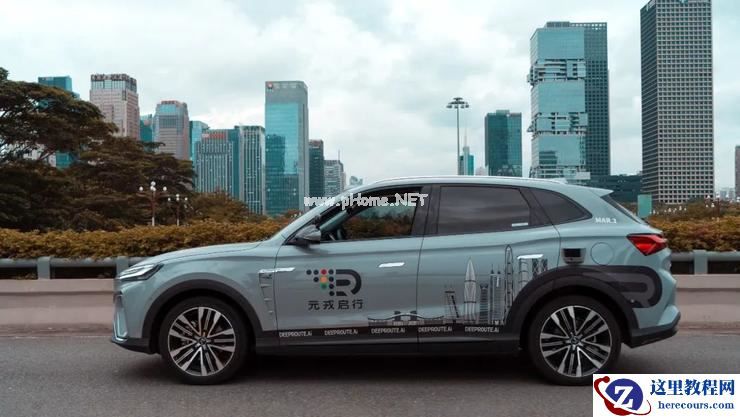 实测元戎启行「主驾无人」，「老司机」在市中心穿行无阻