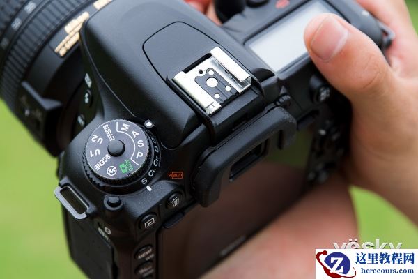 轻便小巧 尼康中阶单反D7500外观评测