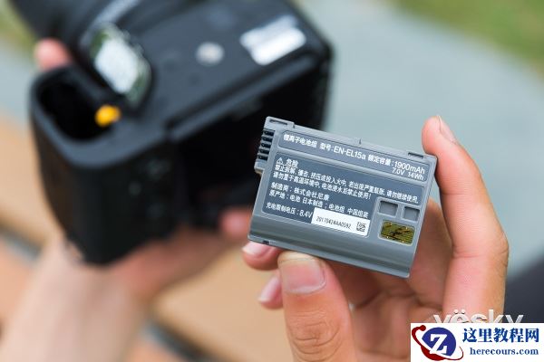 轻便小巧 尼康中阶单反D7500外观评测