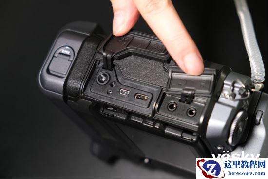 1亿像素防抖加持 富士GFX100中画幅无反发布