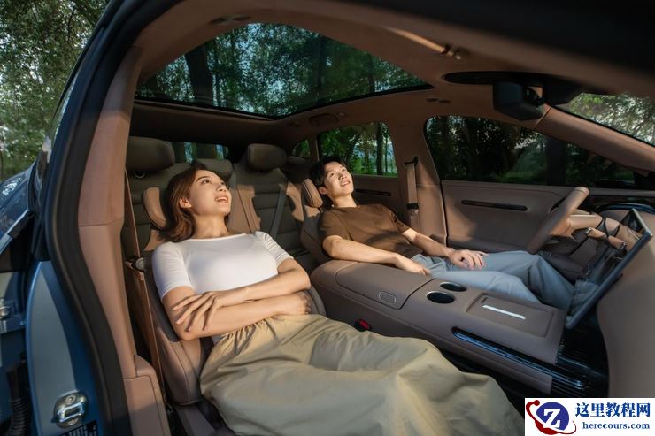 全系标配华为乾崑ADS 4&鸿蒙5智能座舱、9安全气囊、双零重力座椅、英国之宝音响系统、电吸门、宁德时代电池