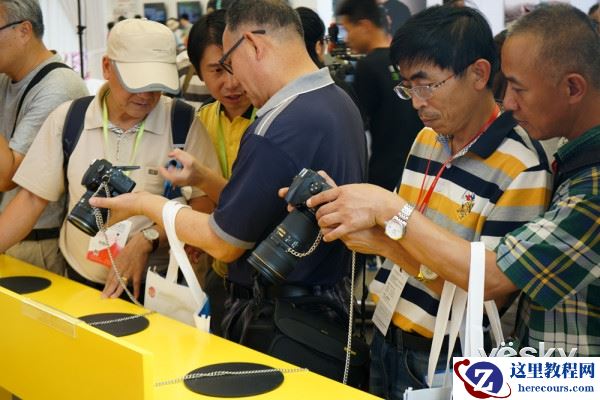 P&I2016:气氛火爆 尼康展台人头攒动