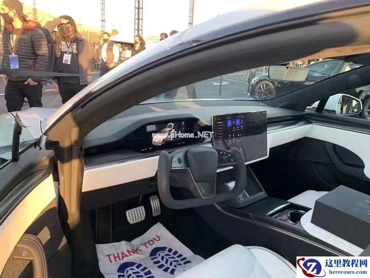 特斯拉 Model S Plaid 版交付现场,首席设计师「持锤上阵」:我们要打破几项纪录