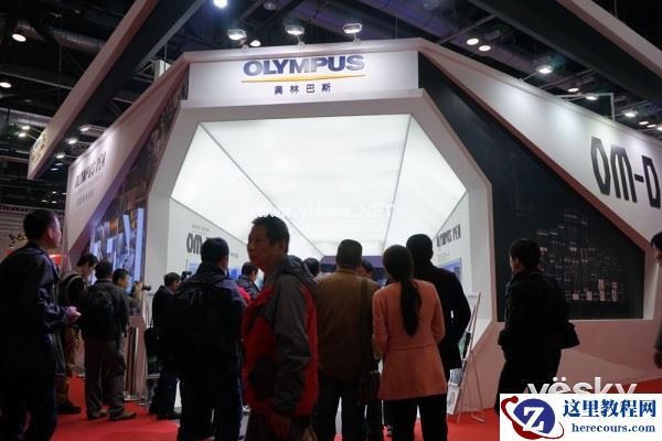 P&E2015:产品多 美女靓 奥林巴斯展台直击