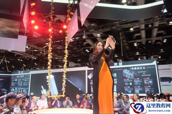 2016P&E: 展会里的一抹亮色 富士展台模特秀