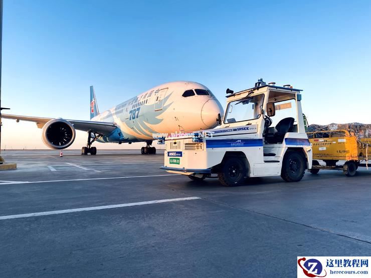 驭势科技联合乌鲁木齐国际机场落地全球首批机坪无人驾驶行李牵引车
