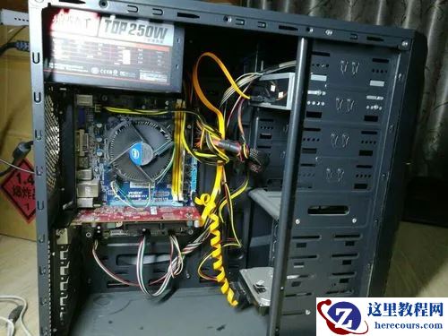 电脑主机显示红色的灯怎么回事？电脑主机红色灯亮无法开机详解