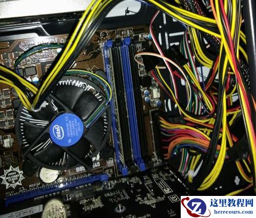 电脑主机显示红色的灯怎么回事？电脑主机红色灯亮无法开机详解