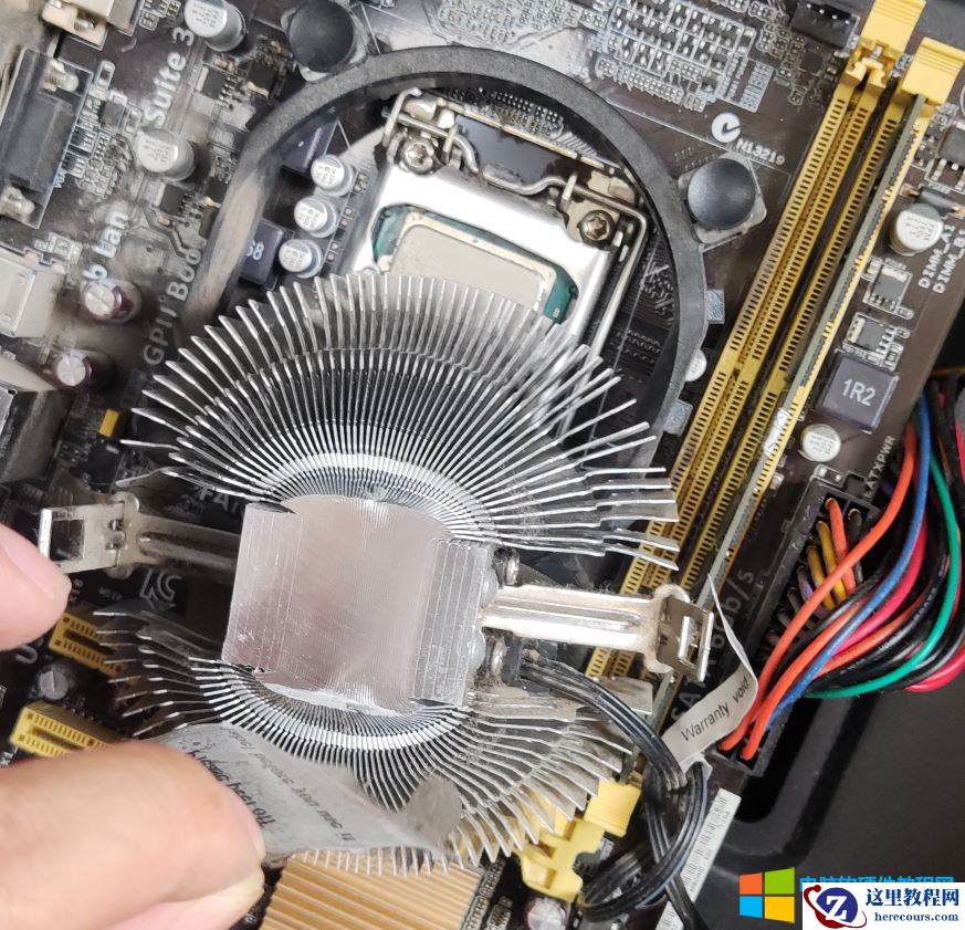 长知识了，电脑CPU风扇原来是这样安装的？