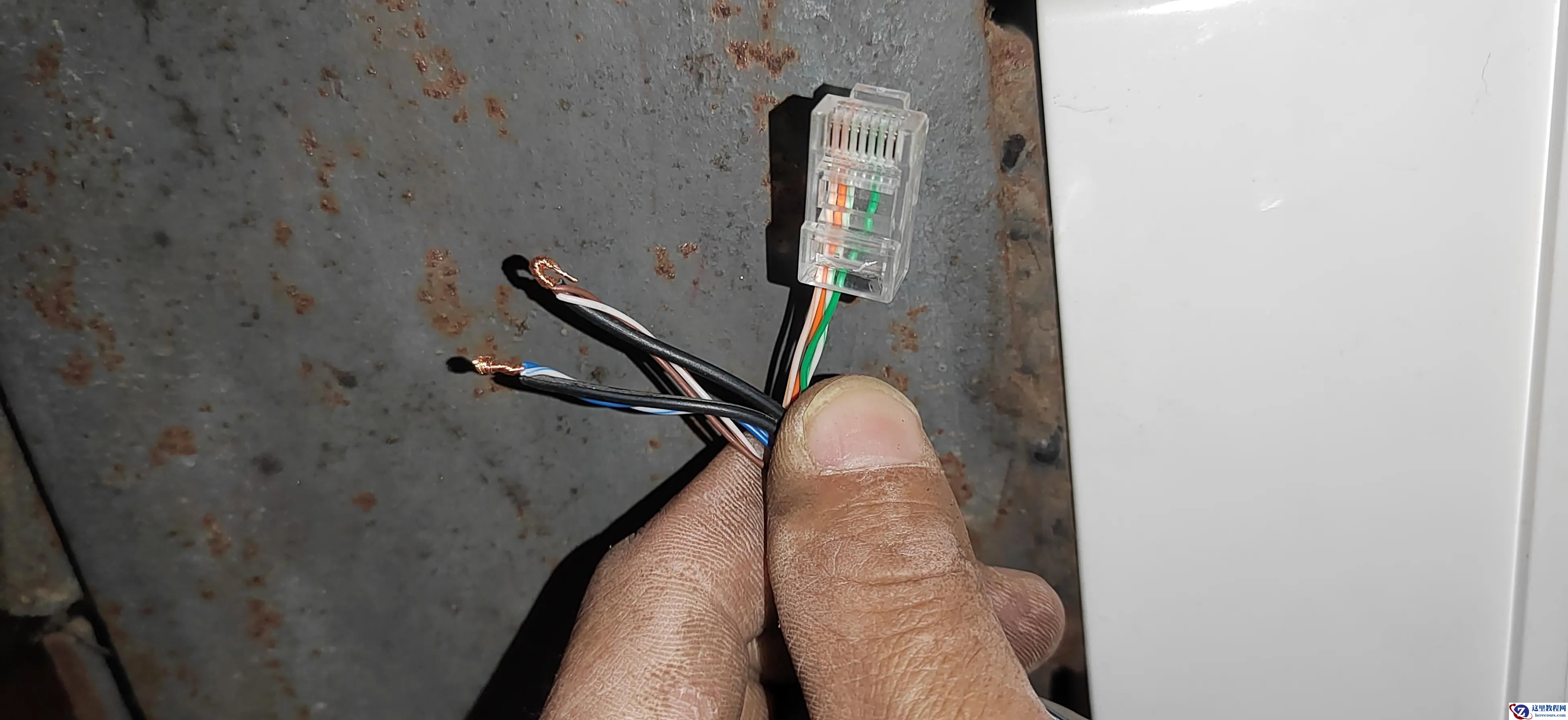 网线八芯中的四条线做网络传送，另外四芯做poe 48伏电源供电