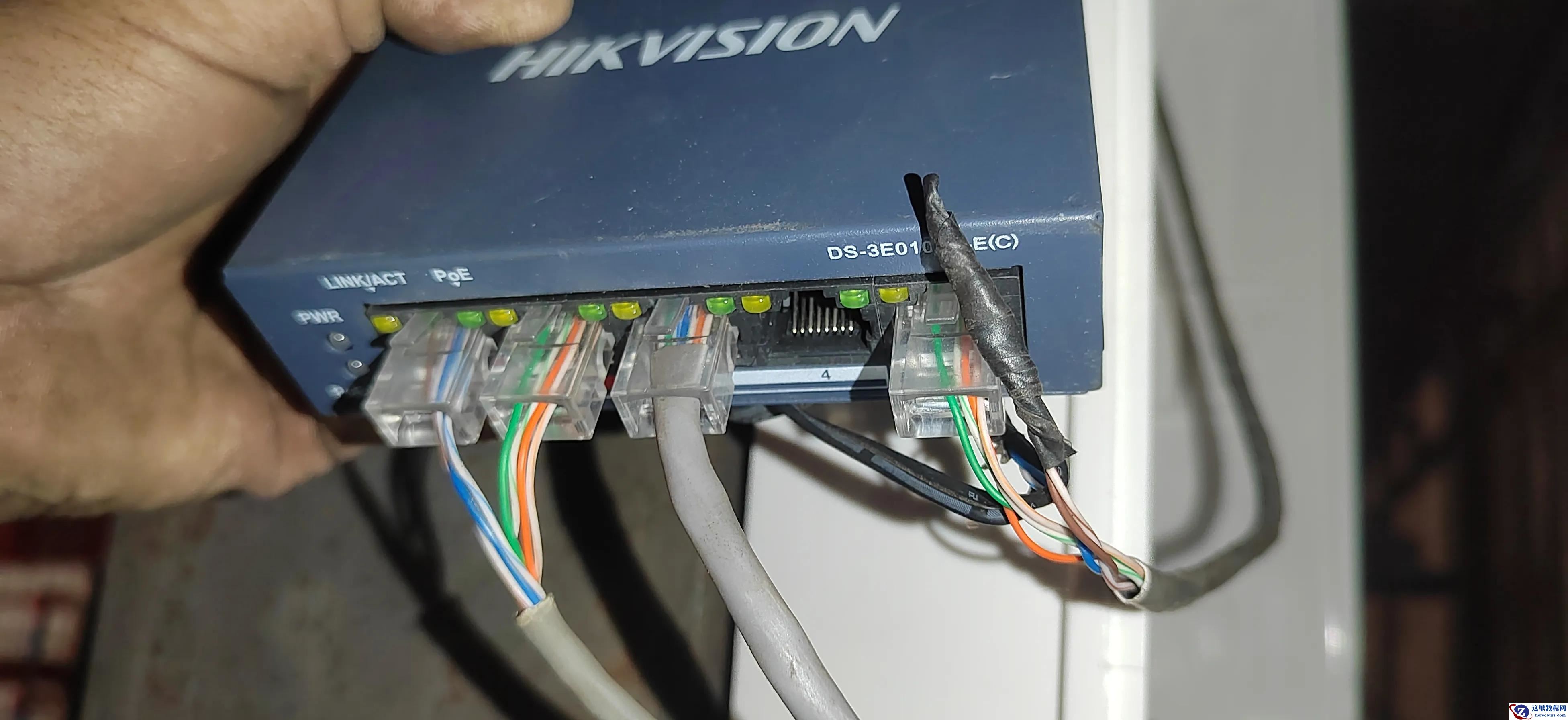 三个摄像头分别接入poe交换机对应接口中