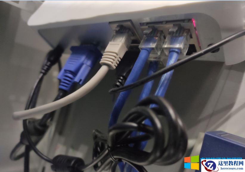 海康摄像头添加到POE录像机两种方法：1、即插即用，2、通过LAN口添加