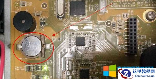 录像机主板上的纽扣电池若没电的话就会出现该现象，建议换电池。纽扣电池的型号可以参考主板上原有电池的型号。如果担心操作引起设备损伤，建议您联系专业的人员进行操作。