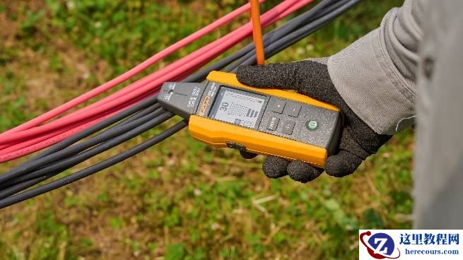 人在草地上AI 生成的内容可能不正确。