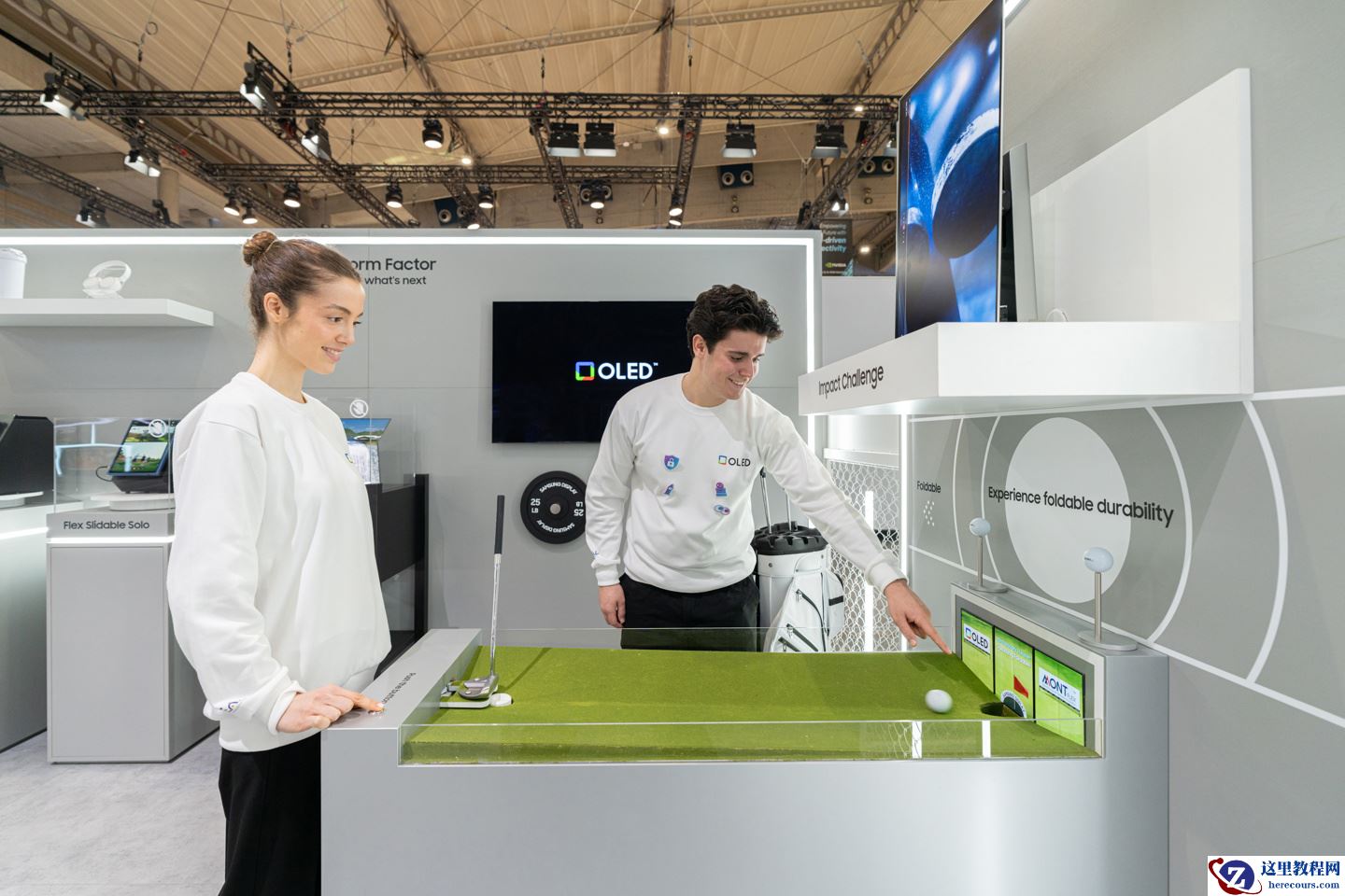 三星显示 MWC 进行高尔夫推杆、篮球投篮测试，展示可折叠 OLED 耐用性