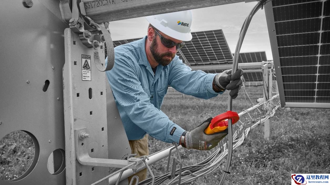 手拿棒球棍的男人AI 生成的内容可能不正确。