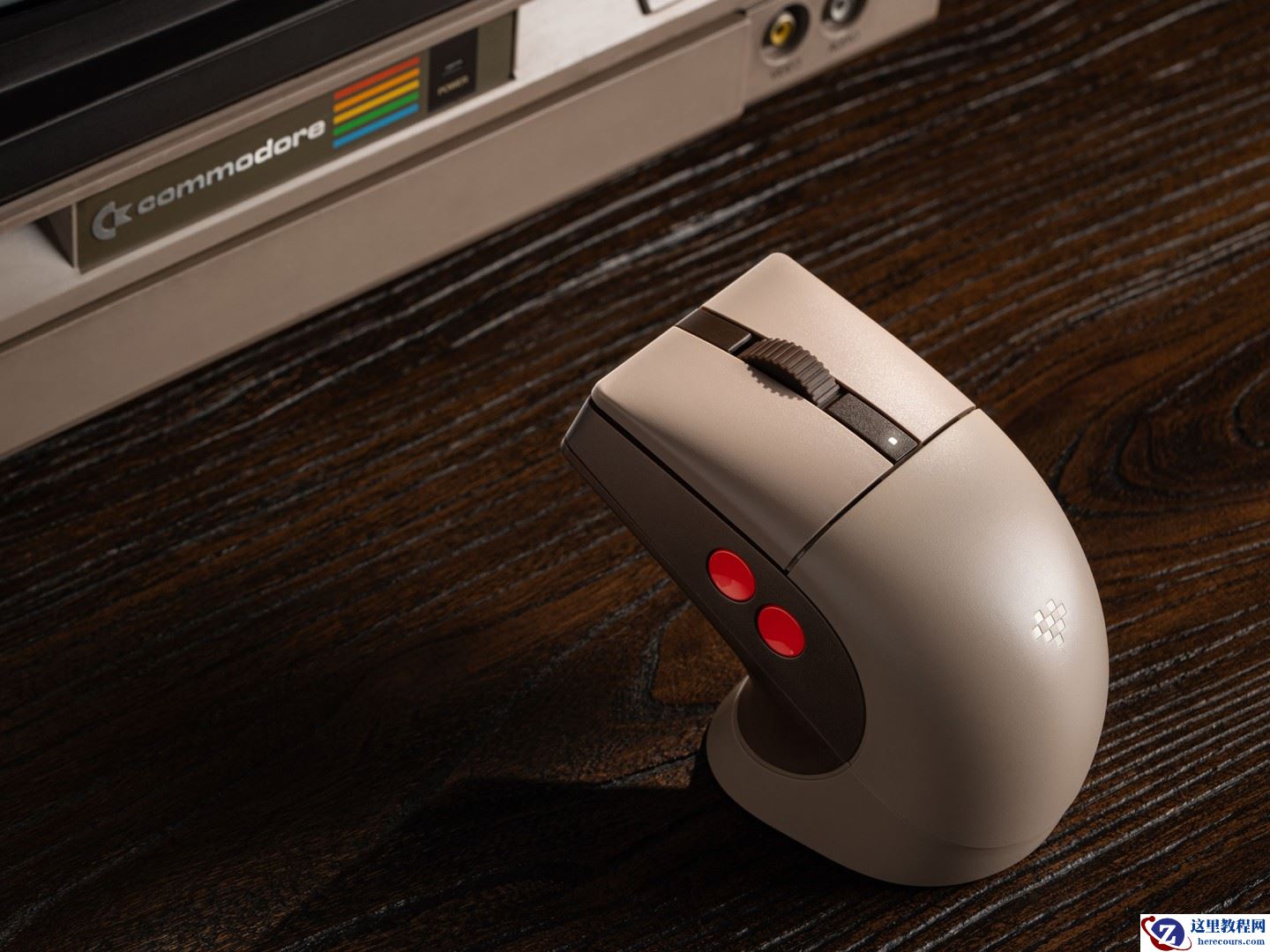 致敬经典 Commodore 64，八位堂推出 Retro R8 鼠标 - C64 版