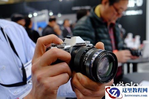CP+2015:功能更完善 奥林巴斯E-M5II展出