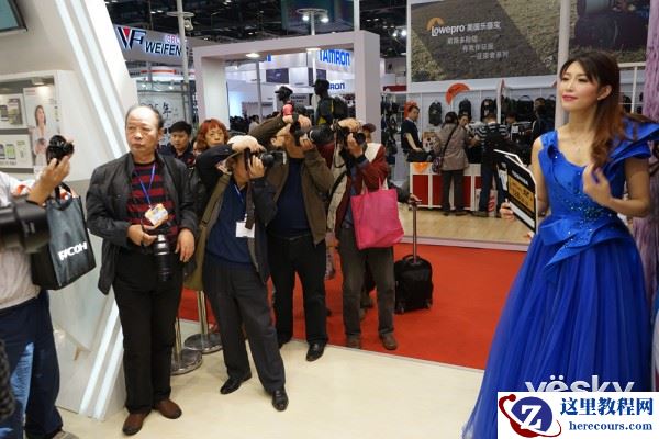 P&E2015:靓丽风景线 东芝展台现美女模特