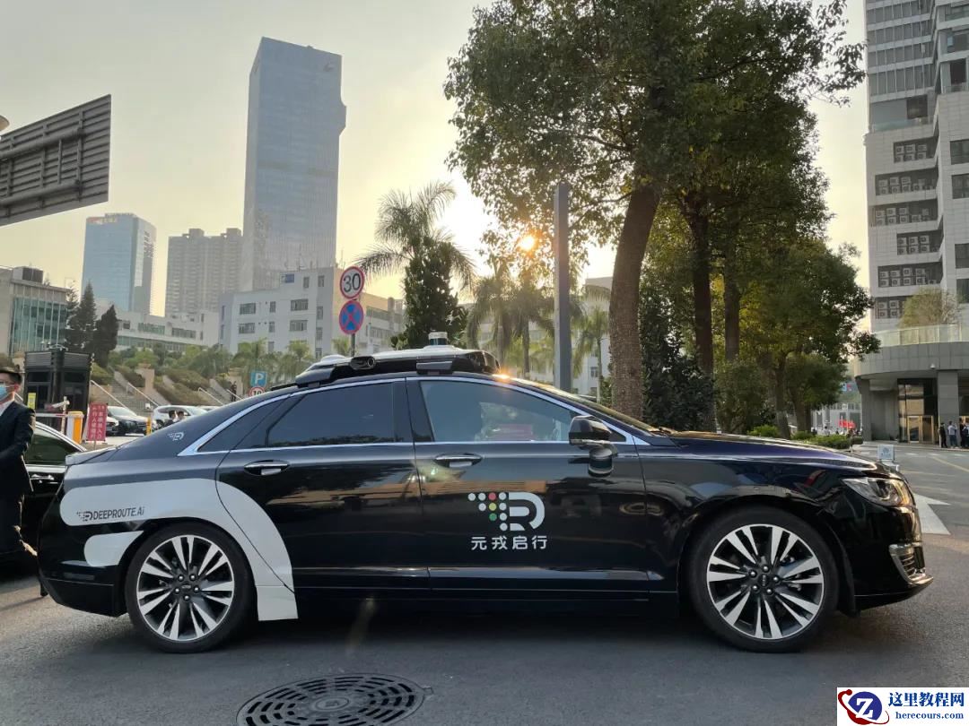 下班搭乘元戎启行 Robotaxi，深圳闹市街区表现如何？丨新智驾实测