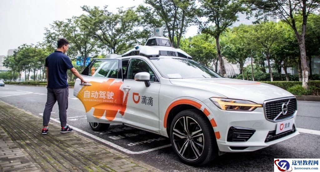 Robotaxi短兵相接：百度向左、滴滴向右