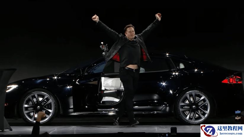 特斯拉 Model S Plaid 版交付现场，首席设计师「持锤上阵」：我们要打破几项纪录