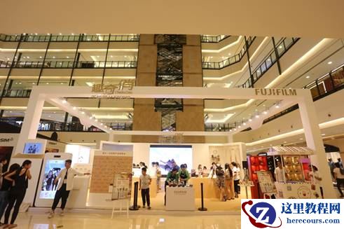 富士胶片携一次成像新品汇聚申城
