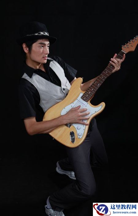 如何用Photoshop纯黑背景的人物处理的更明亮突出