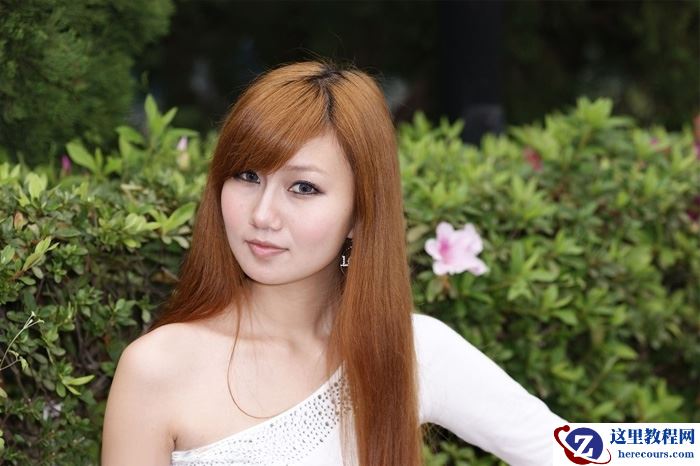 Photoshop打造甜美暖色效果的绿篱边美女照片调色教程