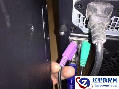 Win10开机后显示器无信号怎么办？