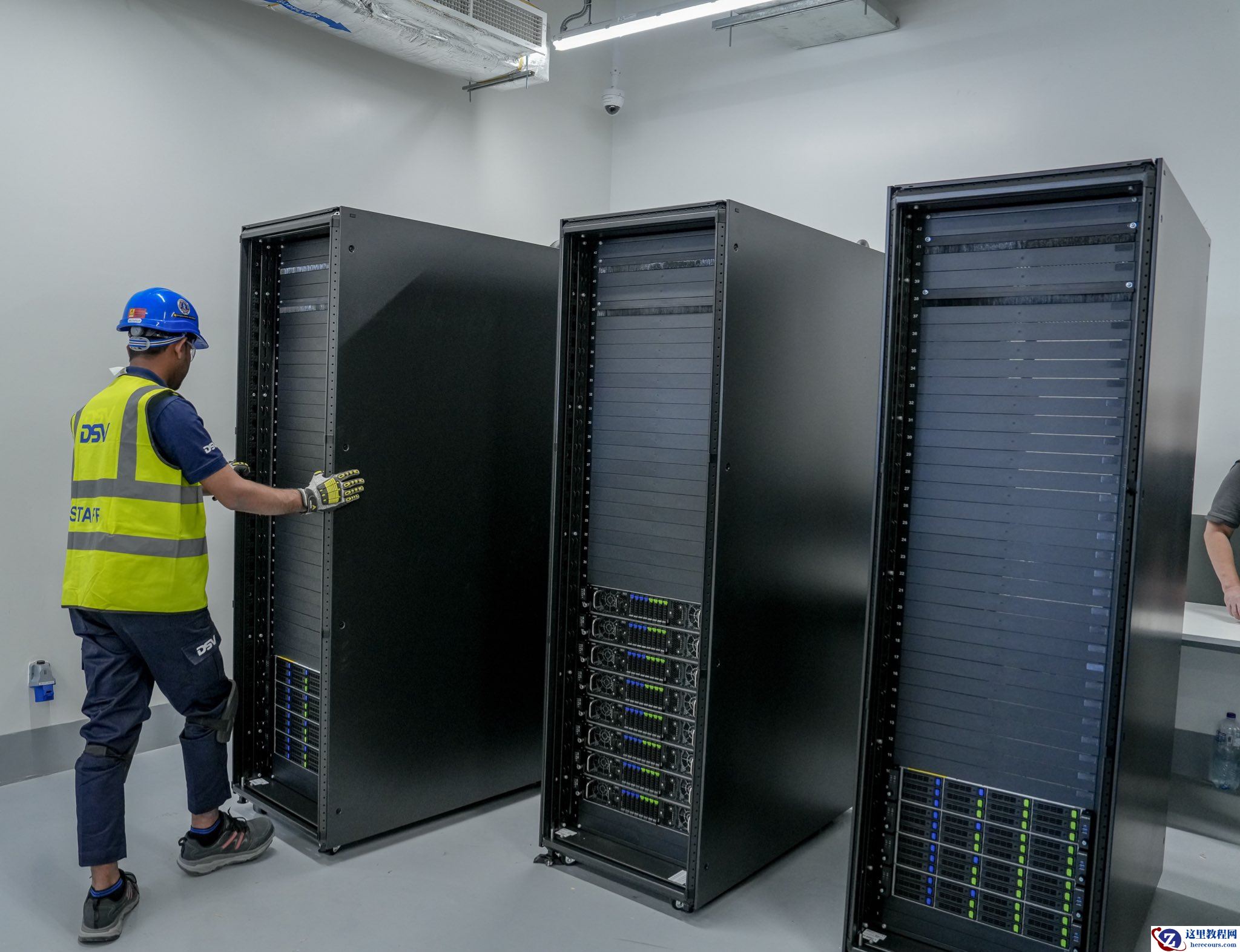 高通首批机架级 AI 软硬件解决方案开启交付，基于 AI 100 芯片