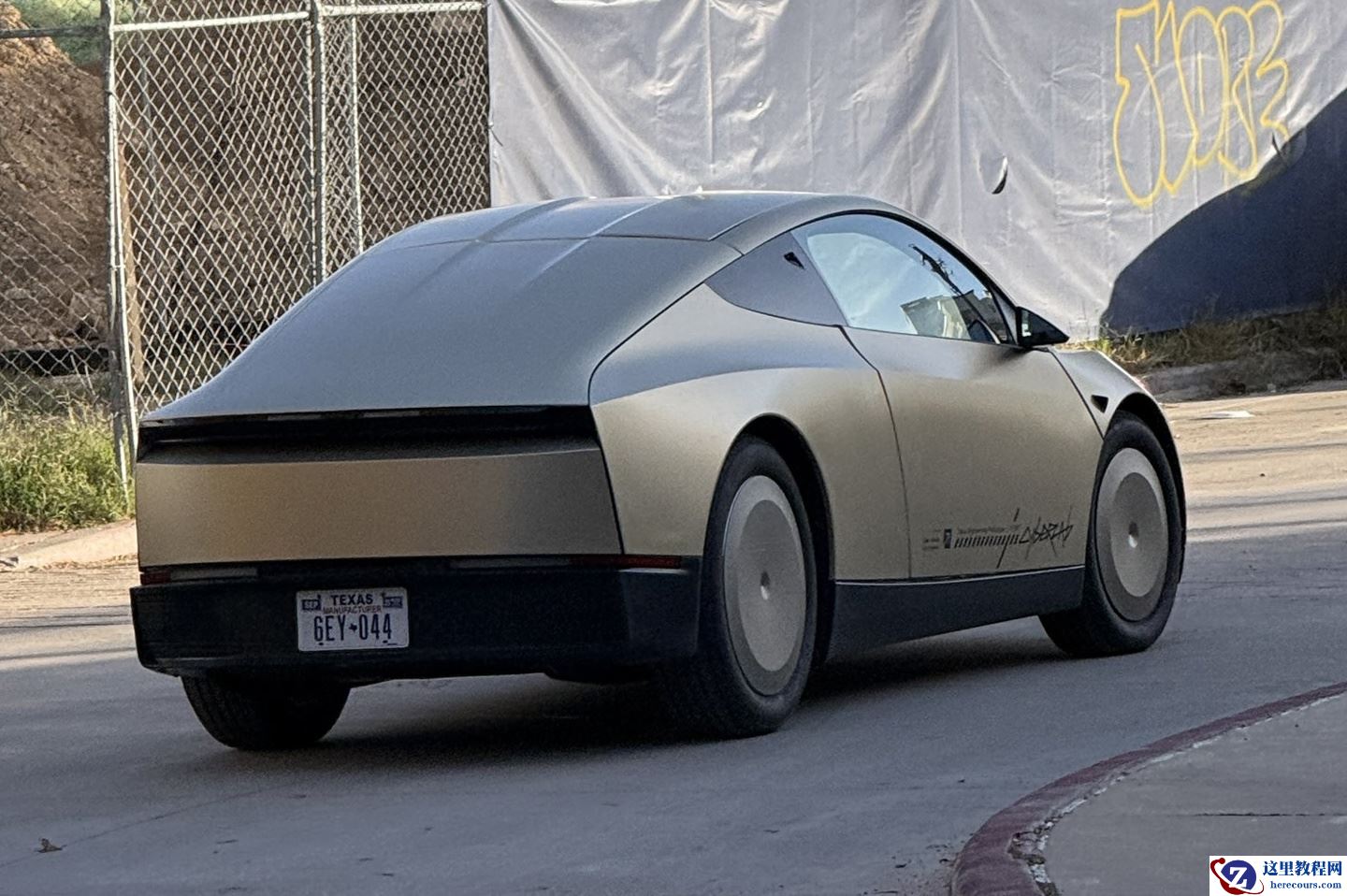 马斯克重申：特斯拉 Cybercab 今年 4 月投产，无方向盘和踏板